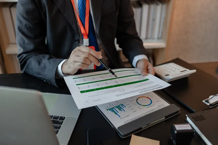 Auditeur vérifiant des états financiers