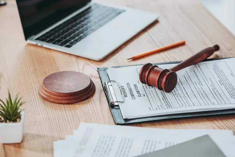 Documents juridiques et marteau posés sur un bureau