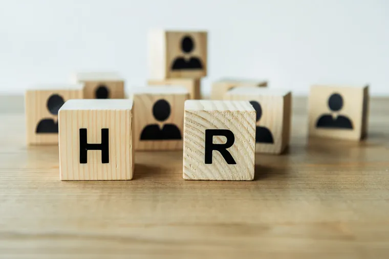 Cubes en bois formant les lettres HR